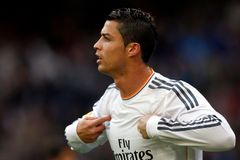 VIDEO Barca po 59 týdnech nevede, Ronaldo viděl červenou
