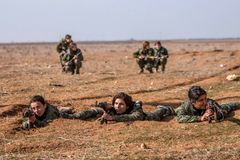 Kurdové drtí Islámský stát. Pomocí ruských zbraní dodávaných masivně Trumpovou administrativou