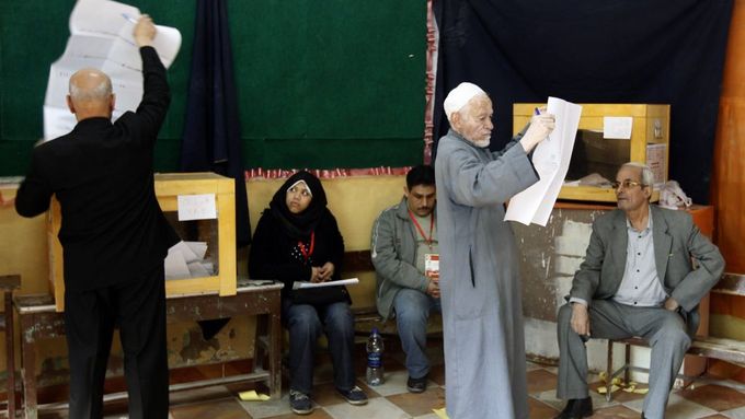 Volební místnost v Káhiře.