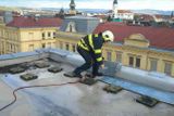 Nejen hasiči Olomouckého kraje museli prokázat schopnost výškových prací. Vichr bral kusy střech, které bylo potřeba zajistit.