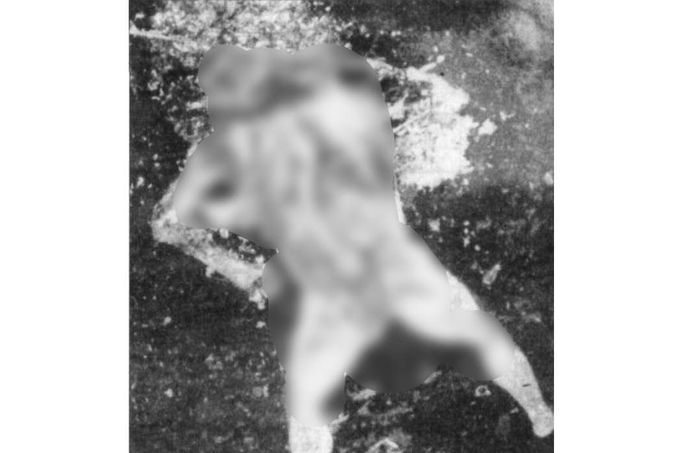 Policejní snímek nálezu těla zavražděného V. S., které bylo nalezeno v septiku v osadě Bokov u Zákup na Českolipsku v značném stadiu rozkladu.