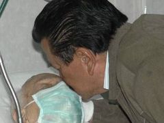 Joseph Estrada líbá svou 102letou matku upoutanou na lůžko sanjuanské nemocnice