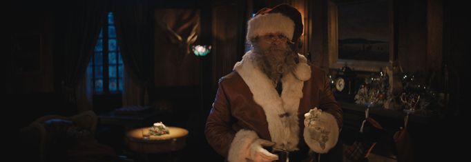 David Harbour jako Santa Claus.