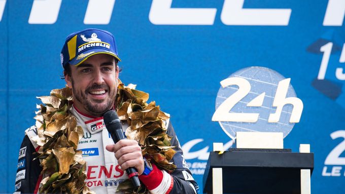Fernando Alonso slaví vítězství ve čtyřiadvacetihodinovce v Le Mans 2019