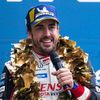 Fernando Alonso slaví vítězství ve čtyřiadvacetihodinovce v Le Mans 2019