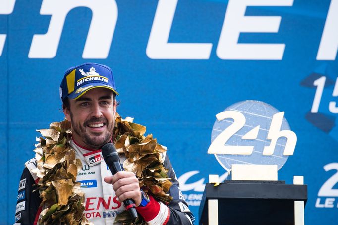 Fernando Alonso slaví vítězství ve čtyřiadvacetihodinovce v Le Mans 2019