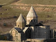 Arméni jsou součástí nejstarší nezávislé větve křesťanské víry. Věří, že jeden z Ježíšových apoštolů, Svatý Juda, byl pohřben na místě, kde dnes stojí Černý kostel. Jeho černobílá pruhovaná věž jde vidět už z dálky.