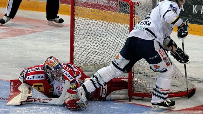 Pletka (Bílí Tygři Liberec) při svém samostatném nájezdu gól nedal a domáci HC Slavia Praha se tak ocitla ve výhodě.