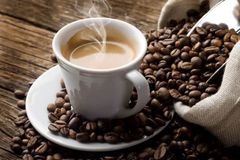 Odborník: Tři kávy denně nevadí. Pít ji mohou i kardiaci