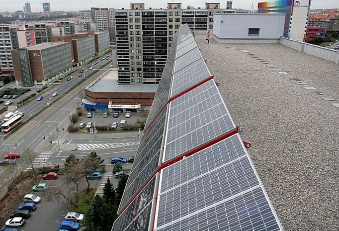 Panely o rozloze 211 čtverečních metrů pokrývají čelní hranu budovy i část její fasády.