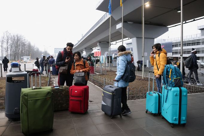 Lidé čekají na kyjevském letišti poté, co začal ruský útok na Ukrajinu.