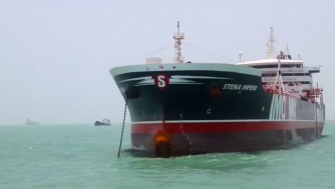 Íránci zadržují britský tanker Stena Impero v přístavu Bandar Abbas.