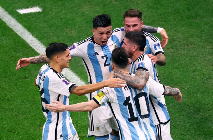 Argentinci slaví gól v semifinále MS 2022 Argentina - Chorvatsko