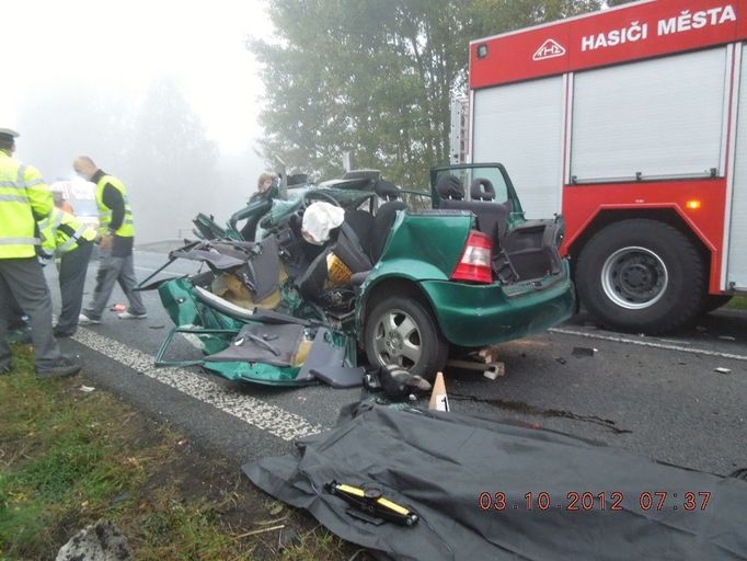 U Kunratic u Cvikova se čelně srazilo osobní auto s dodávkou.