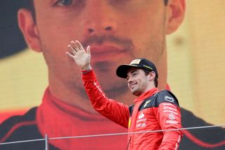 Charles Leclerc z Ferrari slaví druhé místo ve VC Rakouska F1 2023.