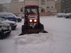 V Praze sněžilo celou noc a ráno dál sněží. Foto z Holešovic