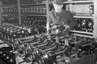 Za vznikem družstva na výrobu šicích strojů stáli dělníci z vídeňských továren na šicí stroje, především z firmy Rezler & Komárek (šicí stroje Minerva), která se přestěhovala do Opavy. Mnozí z jejich zaměstnanců ve Vídni zůstali a po vzniku Československa chtěli zpět do vlasti a vybudovat vlastní firmu.