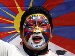 Tento Tibeťan je se svou vlajkou sžitý. Indie