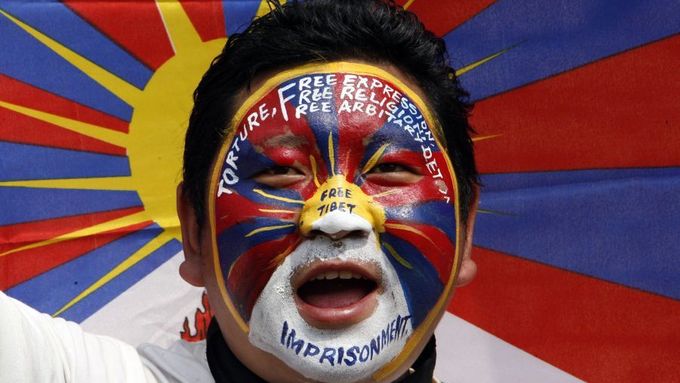Tento Tibeťan je se svou vlajkou sžitý. Indie