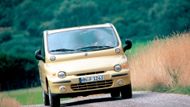 O dva roky později Fiat odhalil sériovou Multiplu, která se od té koncepční prakticky neodlišovala a dostala třeba i "hrb" v přední části s dálkovými světlomety. Vizuálně tak vznikla jakási "bublina" prostoru pro cestující mimořádně bohatá na prosklení. Podívejte se, jak velká jsou boční okna.