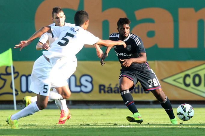 Fotbal, EL, Mladá Boleslav-Lyon: Florian Milla - Arnold Mvuemba