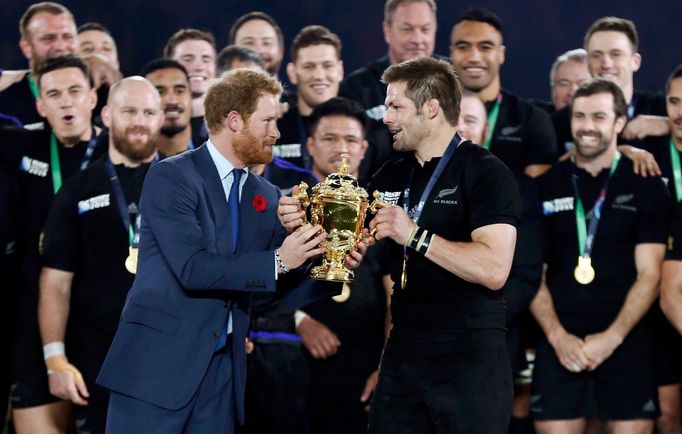 MS 2015, finále, Nový Zéland-Austrálie: princ Harry a Richie McCaw