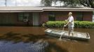 Troy Revis paddles to his flooded home on County Road 137 in Wellborn, Florida June 27, 2012. Tropical Storm Debby weakened to a tropical depression after it drifted ashore on Florida's Gulf Coast, even as it dumped more rain on flooded areas and sent thousands of people fleeing from rising rivers. REUTERS/Phil Sears (UNITED STATES - Tags: ENVIRONMENT DISASTER) Published: Čer. 27, 2012, 10:27 odp.