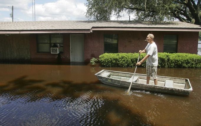 Troy Revis paddles to his flooded home on County Road 137 in Wellborn, Florida June 27, 2012. Tropical Storm Debby weakened to a tropical depression after it drifted ashore on Florida's Gulf Coast, even as it dumped more rain on flooded areas and sent thousands of people fleeing from rising rivers. REUTERS/Phil Sears (UNITED STATES - Tags: ENVIRONMENT DISASTER) Published: Čer. 27, 2012, 10:27 odp.