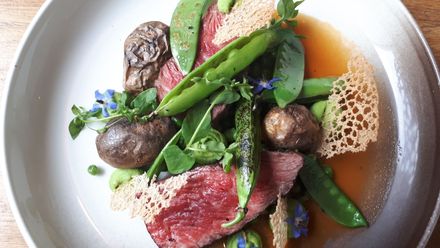 Hovězí na grilu, brambůrky a tři druhy hrášku. Jednoduchý tip z Nejen Bistro