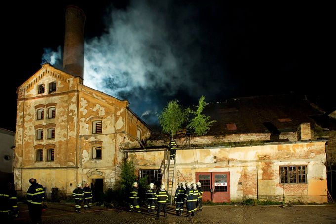 Požár historického pivovaru v centru Jindřichova Hradce (7. září 2011)