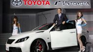 Prezident Toyoty Akio Toyoda se obklopil modelkami, možná aby aspoň na chvilku zapomněl na potíže, které i jeho firmě přineslo nedávné neštěstí v Japonsku.