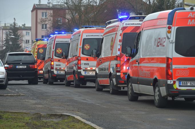 Převoz pacientů z přetížených nemocnic v Sokolově a Chebu do Prahy, Plzeňského a Středočeského kraje.