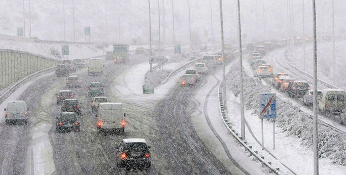 Dopravu na dálnici C-32 severně od Barcelony komplikoval sníh i 8. března 2010.