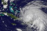 V úterý se hurikán přiblížil k Bahamám. V této době začalo být jasné, že zasáhne i americké pobřeží. Na snímku je vidět, že bouřková mračna, která obklopují oko hurikánu, sahají od Kuby až na Haiti.