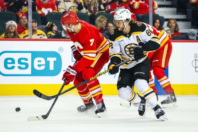 NHL, Calgary - Boston Bruins: Kevin Bahl (7) - David Pastrňák (88)