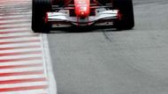 Michael Schumacher s Ferrari na trati v Barceloně.