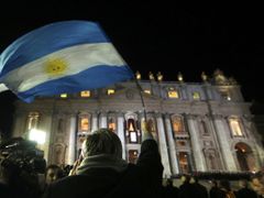 Argentinská vlajka na Svatopetrském náměstí.