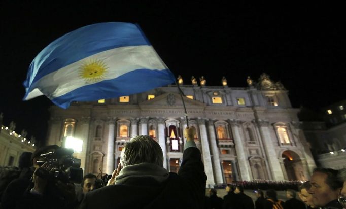 Nad Vatikánem zavlála argentinská vlajka.