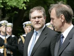 Polský ministr obrany Bogdan Klich (vpravo) se svým německým resortním kolegou Franzem Josefem Jungem.