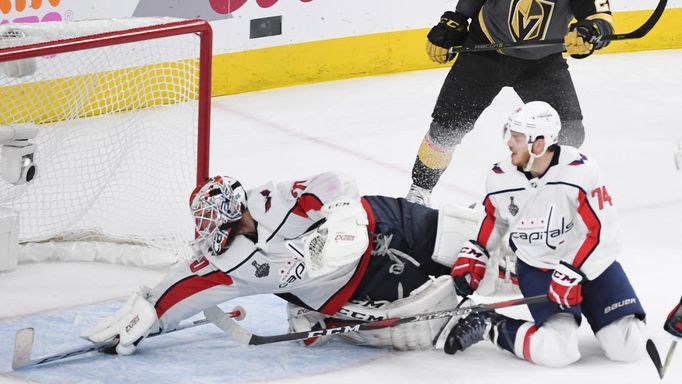 Braden Holtby chytá v závěru druhého finále gólovou šanci Vegas.