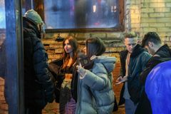 Nevlastenecké a prozápadní. Kritici se ohradili proti "téměř nahému" večírku v Moskvě