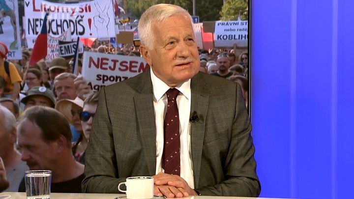 Exprezident Klaus se omluvil za slova o placených demonstrantech svážených na Letnou