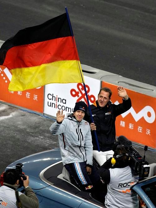 Vettel a Schumacher zdraví Ptačí hnízdo