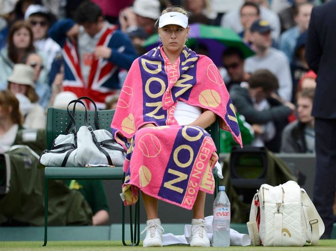 Ruská tenistka Maria Šarapovová je zklamaná po porážce s Němkou Sabine Lisickou v osmifinále Wimbledonu 2012.