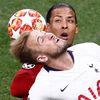 Harry Kane s Virgil van Dijk ve finále Ligy mistrů Tottenham - Liverpool
