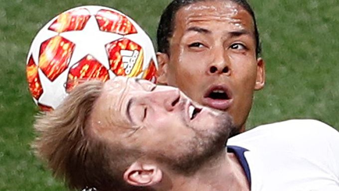 Harry Kane s Virgil van Dijk ve finále Ligy mistrů Tottenham - Liverpool
