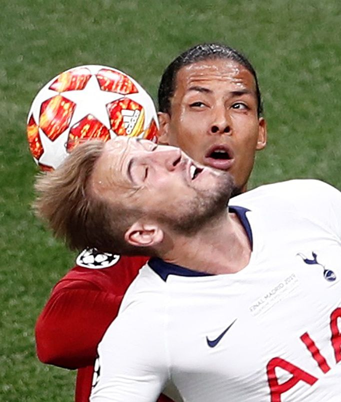 Harry Kane s Virgil van Dijk ve finále Ligy mistrů Tottenham - Liverpool