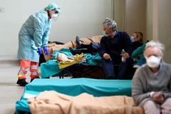 Sanitky už ani nehoukají. Italské městečko málem vyhladil mor, teď přišel koronavirus