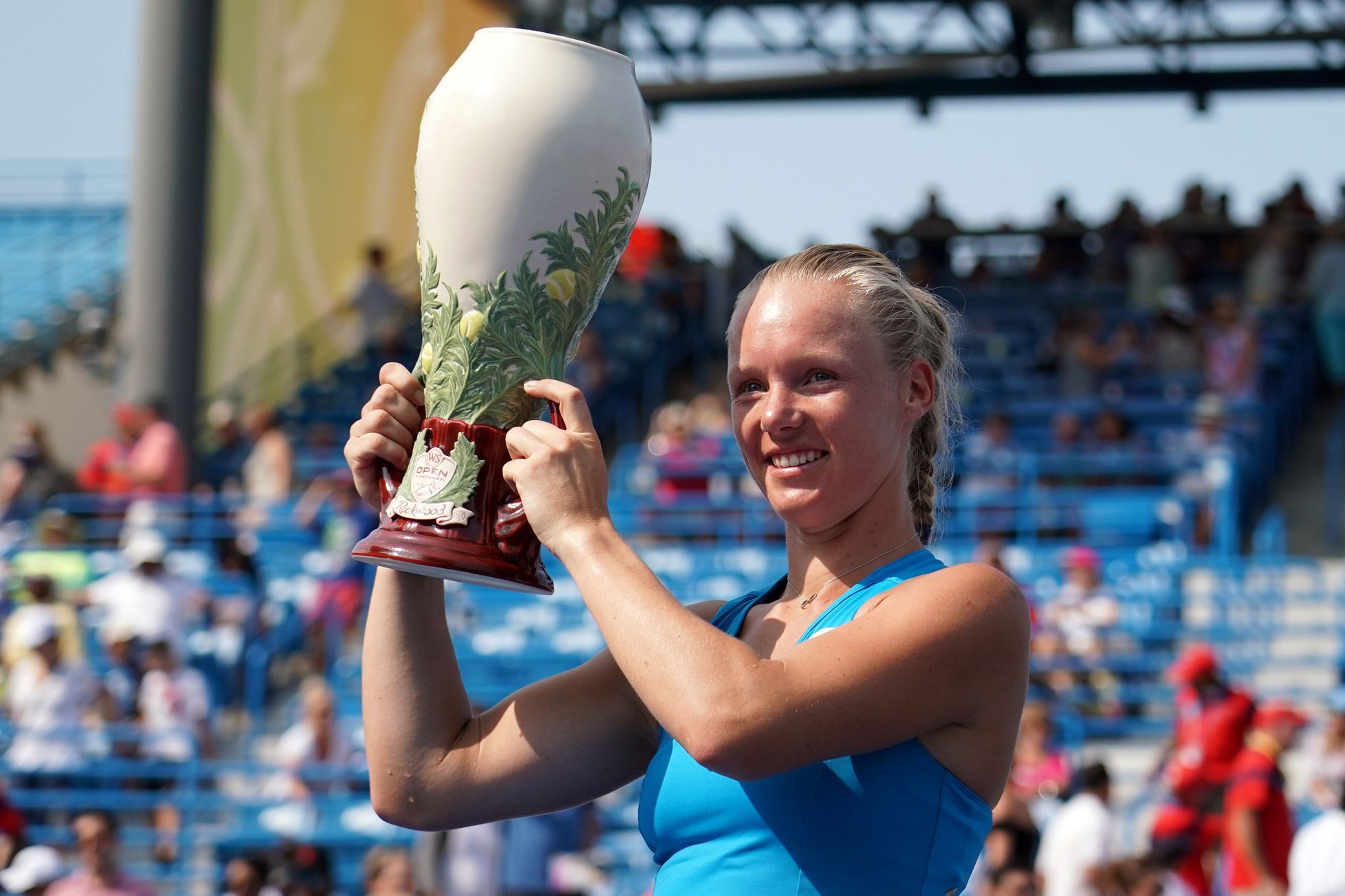 Tenistka Kiki Bertensová s titulem za vítězství na turnaji v Cincinnati 2018