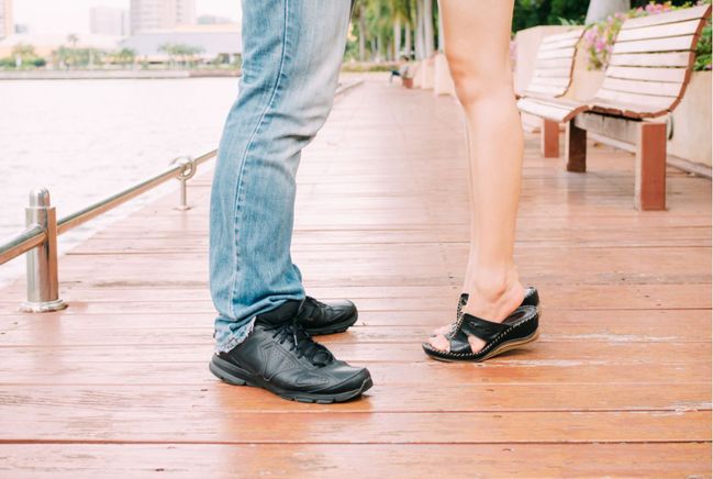 Špičky bot směrem k vám